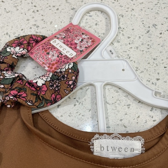Btween Brown Top with Floral Scrunchie set size 6X - Picture 3 of 6